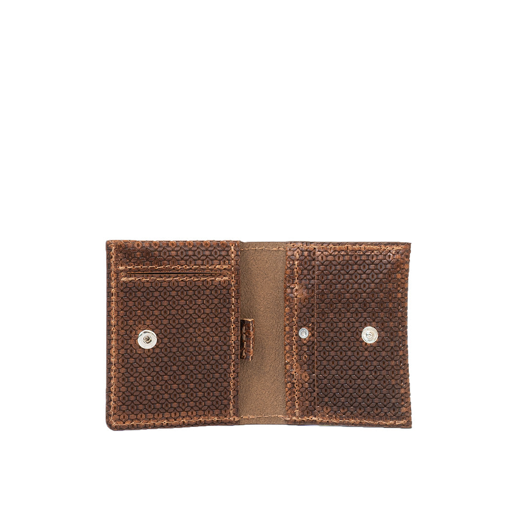 Minimalist brown leather AirTag card wallet with geometric net pattern and secure snap closures, handcrafted from Italian vegetable-tanned leather.