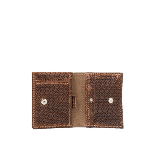 Minimalist brown leather AirTag card wallet with geometric net pattern and secure snap closures, handcrafted from Italian vegetable-tanned leather.